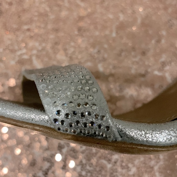 PELLE MODA SILVER ANKLE STRAP OPEN-TOE SHOES W/RHINESTONE ACCENTS - 9.5 - Picture 13 of 13